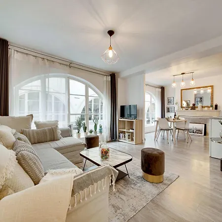 Historical In The Heart Of - 1 Apartment
