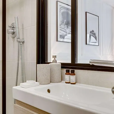 Historical In The Heart Of - 1 Apartment *